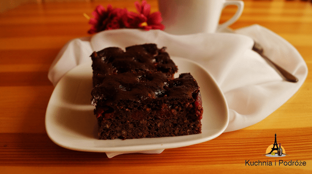 Brownie z kaszy jaglanej z wińniami