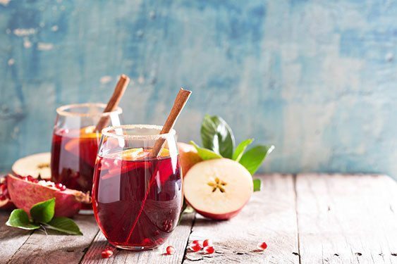 Toastom i życzeniom nie musi towarzyszyć alkohol – świetnie sprawdzą się drinki bezalkoholowe.